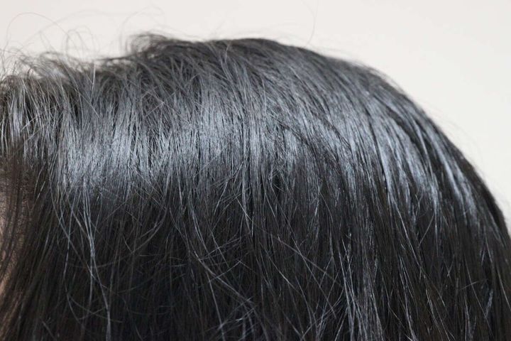 ベタつきが気になる黒髪の頭頂部アップ