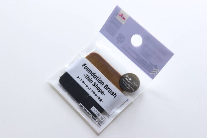 ダイソーのファンデーションブラシ（薄型）のパッケージを斜めから