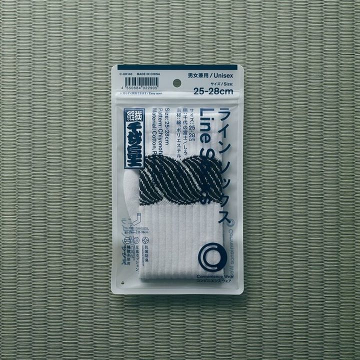 しめ縄デザインの白いラインソックスのパッケージ