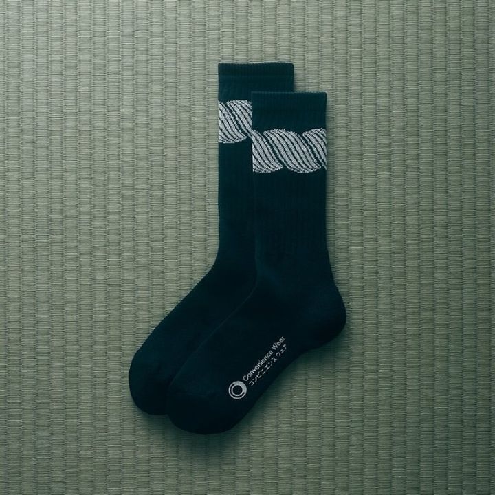 畳の上に置かれたしめ縄デザインの紺色のラインソックス