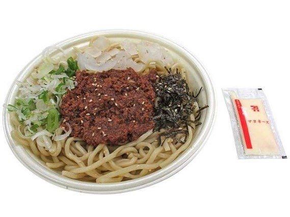 「旨辛肉味噌まぜそば かぐら南蛮入り」の盛り付け