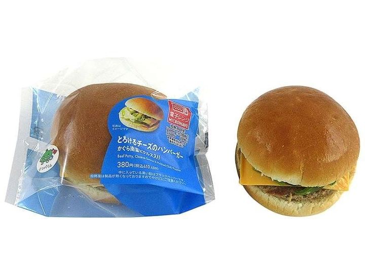 「チーズバーガー かぐら南蛮ピクルス入り」の包装と断面