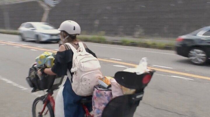 【写真・画像】「月の食費は20万円」“1男8女の大家族”37歳シンママ美女、激安スーパーでの15キロ分の爆買い「すごい量！業者！」「ママチャリでどうやって持って帰るの！？」驚きの声 3枚目