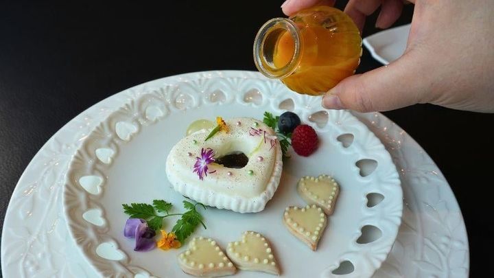 香水瓶モチーフのケーキ