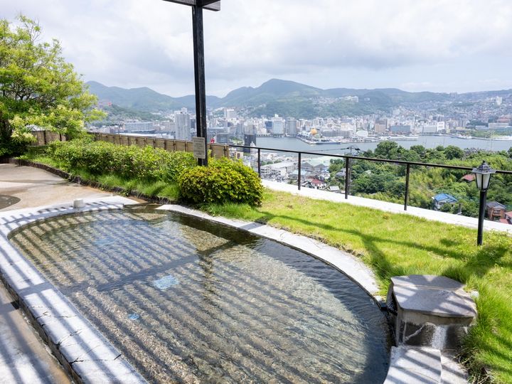 緑に囲まれた露天風呂と長崎市街の眺望