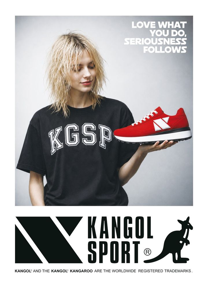 KANGOL SPORTスニーカーとKGSPロゴTシャツのモデル
