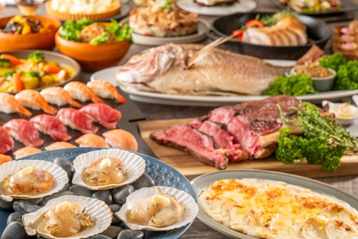 秋の北海道フェアで並ぶ握り寿司や肉料理などの料理