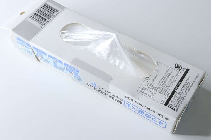パッケージ底面の取り出し口から透明なキッチンパックが顔を出している状態