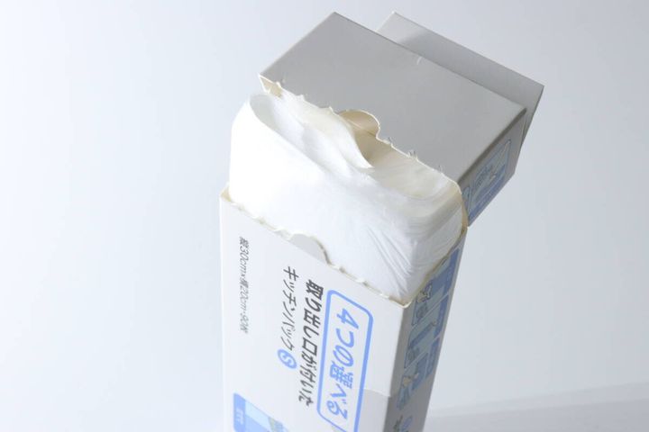 縦置きにしたパッケージの上部からキッチンパックをまとめて取り出している様子