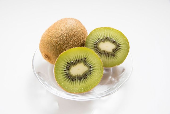 美肌作りや抗酸化作用を期待するならゴールドキウイがおすすめ食物繊維の多さ、糖質の少なさでは、グリーンキウイが優勢。