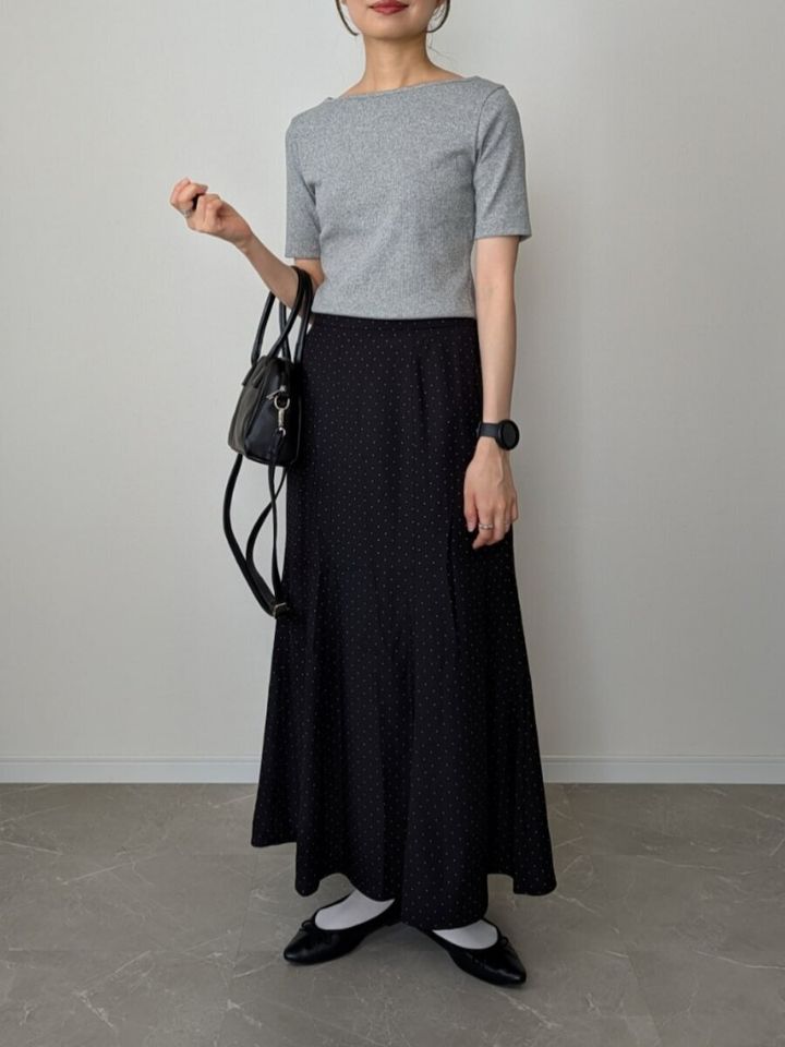 グレーTシャツとドット柄マーメイド黒スカートのきれいめコーデ