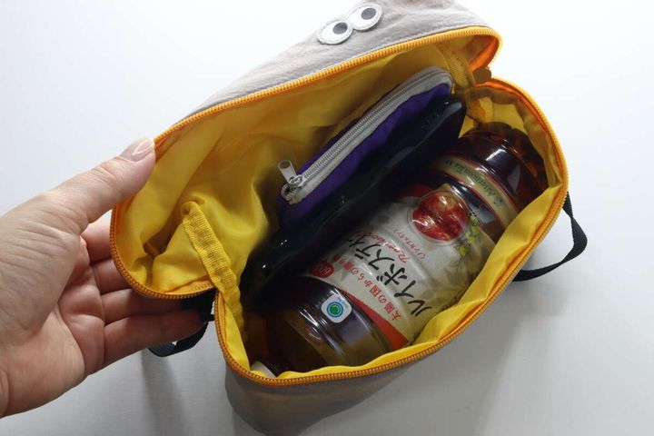 ギョロ目バッグにペットボトル、ミニ財布、スマホを収納。