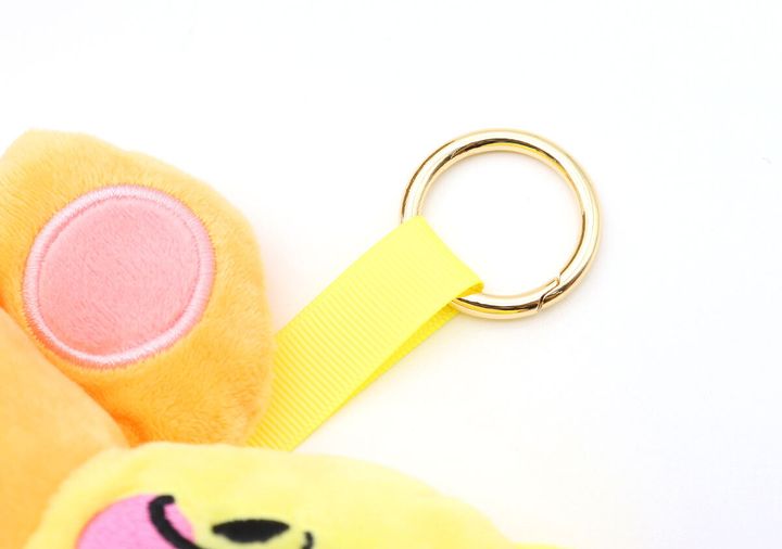 ぬいぐるみチャームに付いているゴールドのカラビナをアップで写す