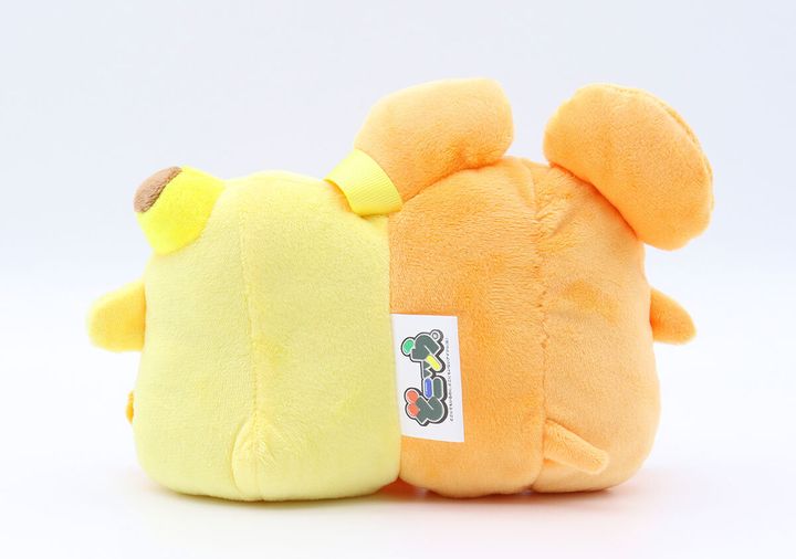 なぴめと弱き心のぬいぐるみチャームの後ろ姿とロゴ入りタグ