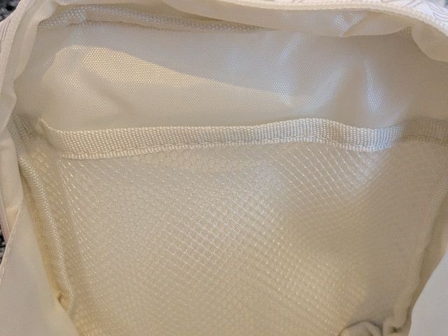 ポーチ内側のメッシュポケットアップ