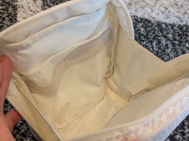 ポーチを開けた内側の様子