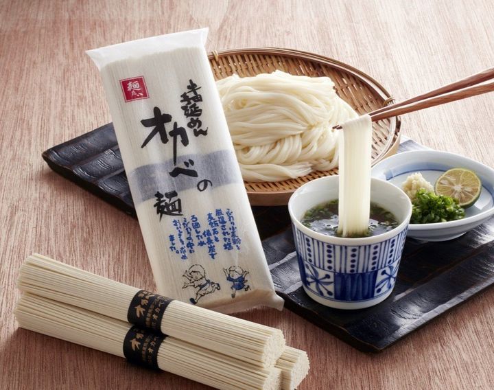 「オカベの麺」のパッケージと茹で麺