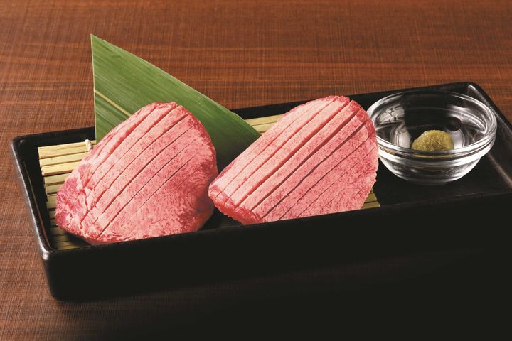 厚切りの「上タン塩」とわさび