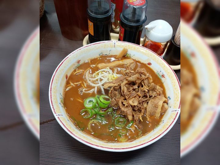 見た目は茶色でも味は優しい！生卵無料でタンパク質もたっぷり補給