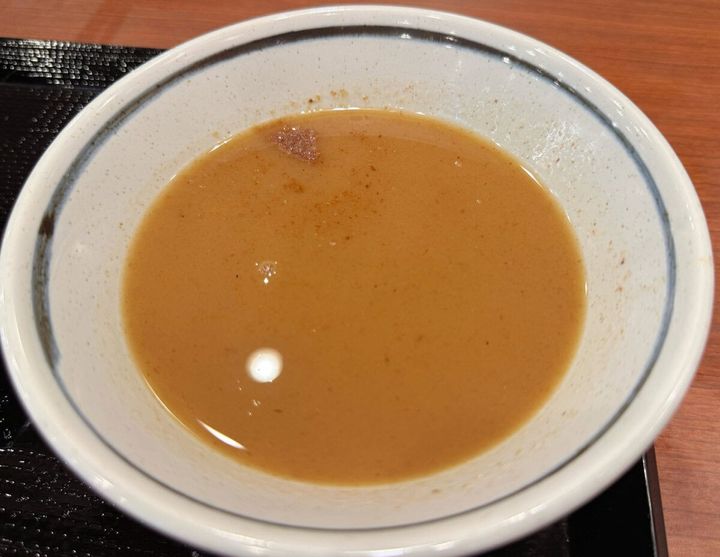 つけ汁が温かい仕立てになっているので少し肌寒い日にもおすすめしたい一杯
