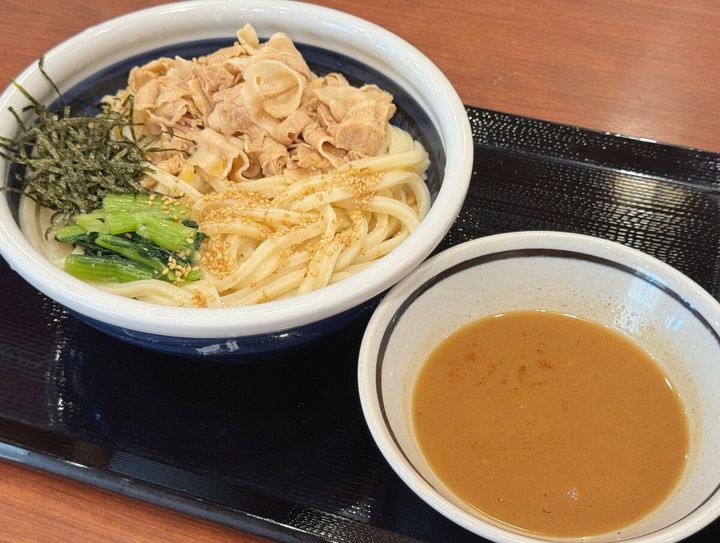 3玉まで同一価格ってガチ！？爆盛りで食べたい「豚つけ汁うどん」を食べ比べ！濃厚すぎるごまだれ豚玉うどんも