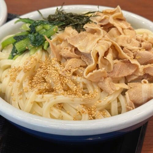 【丸亀製麺バグ発生】うどん1玉から3玉まで同じ価格!? 爆盛りで食べたい「豚つけ汁うどん」を食べ比べ！圧倒的コスパ＆濃厚なウマさを実食レポ