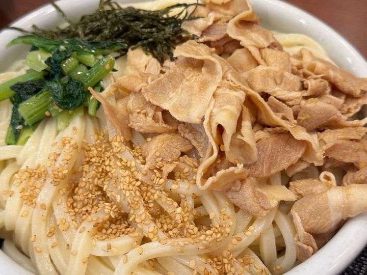 店内仕込みの柔らかな豚しゃぶ＆シャキシャキ食感の小松菜ナムルがどっさりオン！