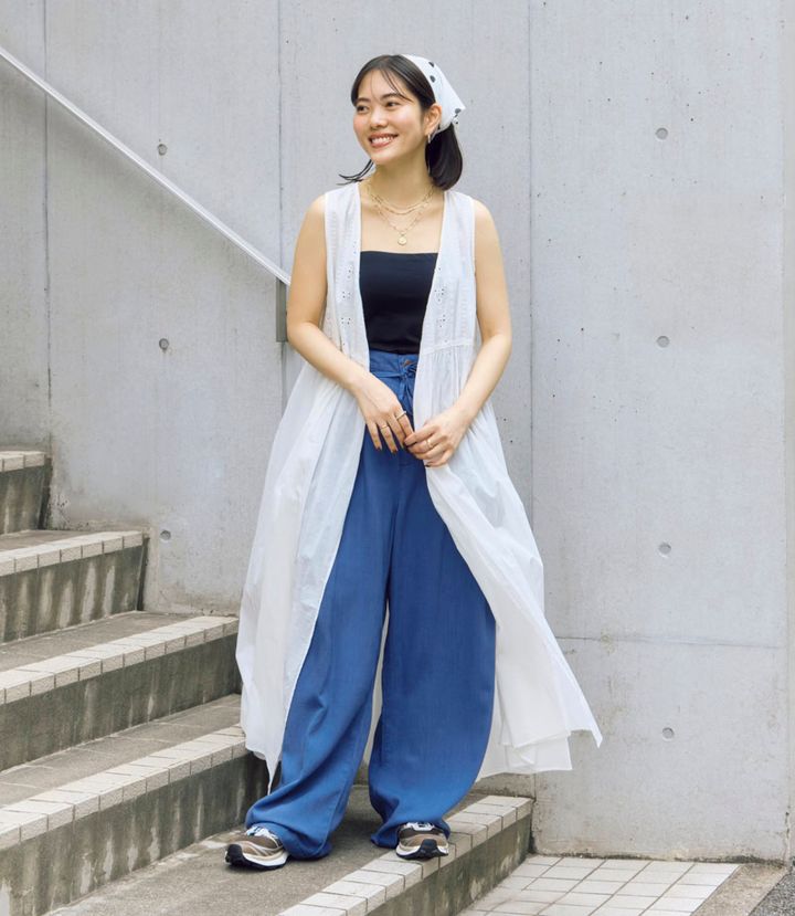 ノースリワンピース¥10, 780、ヘアバンド¥3,498（ともにフリークス ストア）、リネンパンツ¥6, 996（レッドキャップ×フリークス ストア／すべてフリークス ストア渋谷）
