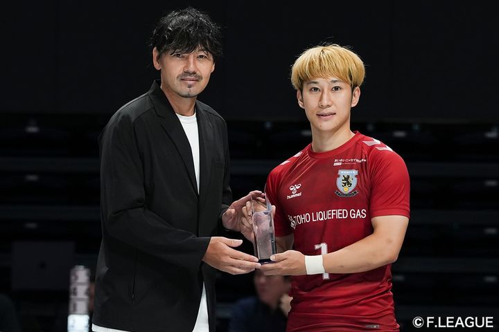 Fリーグの松井大輔理事長、MVPに輝いた金澤空（C）F.LEAGUE