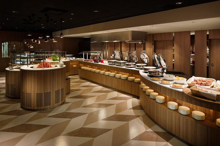 木目調カウンターとライブキッチンが並ぶ店内