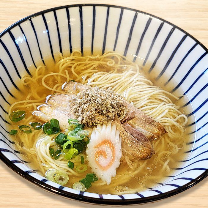 なるとと薄切り叉焼をのせた澄み醤油らーめん