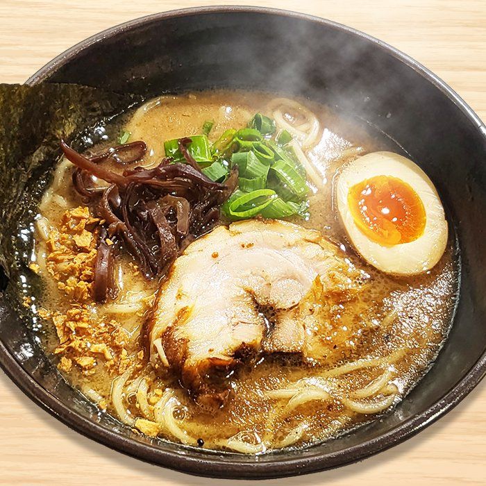 半熟味玉と揚げニンニクをのせたらーめん