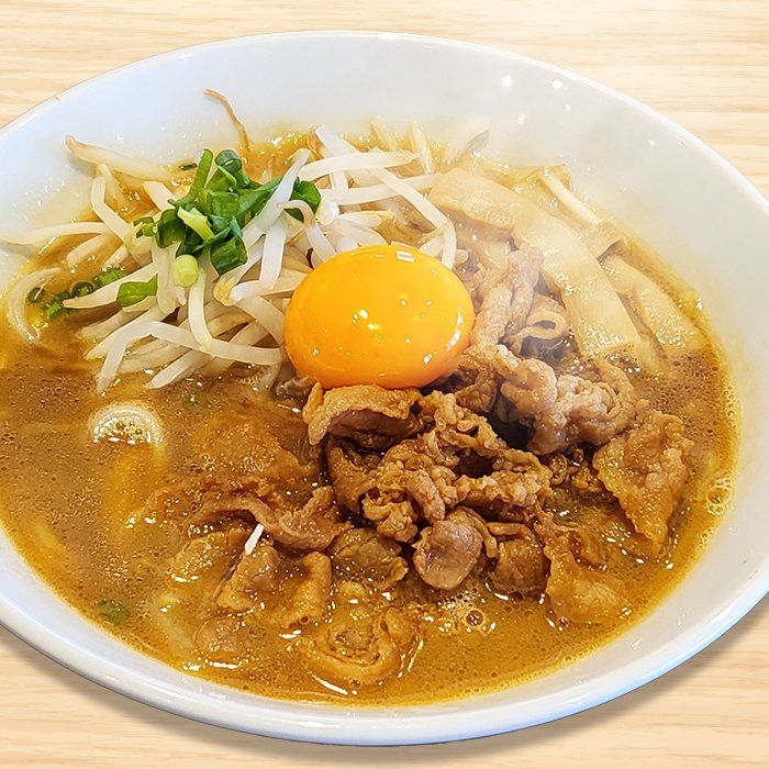 生卵黄と豚肉をのせた辛味噌らーめん