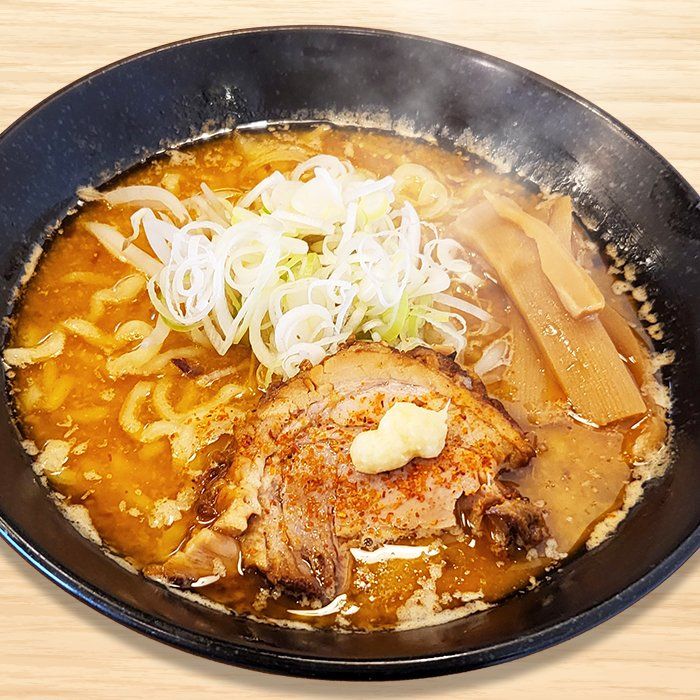 白髪ねぎと辛味だれをのせたチャーシュー麺