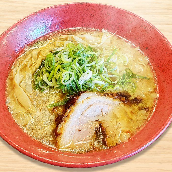白髪ねぎとチャーシューをのせた醤油らーめん