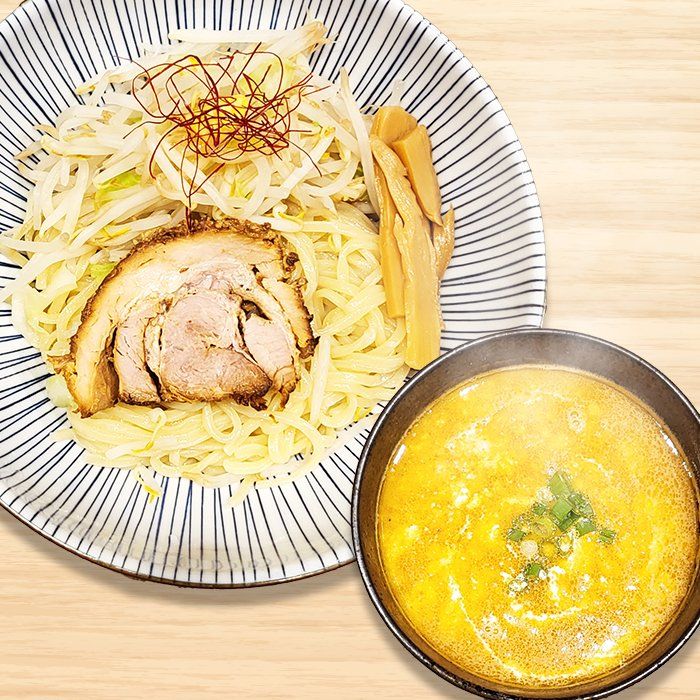 もやしとキャベツを合わせた具だくさんのつけ麺