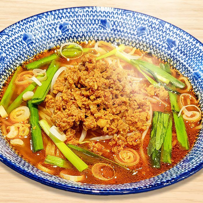 台湾ラーメン風のそぼろと長ねぎをのせた限定麺