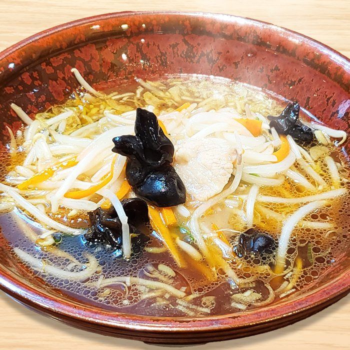 もやしと黒キクラゲをのせた醤油らーめん