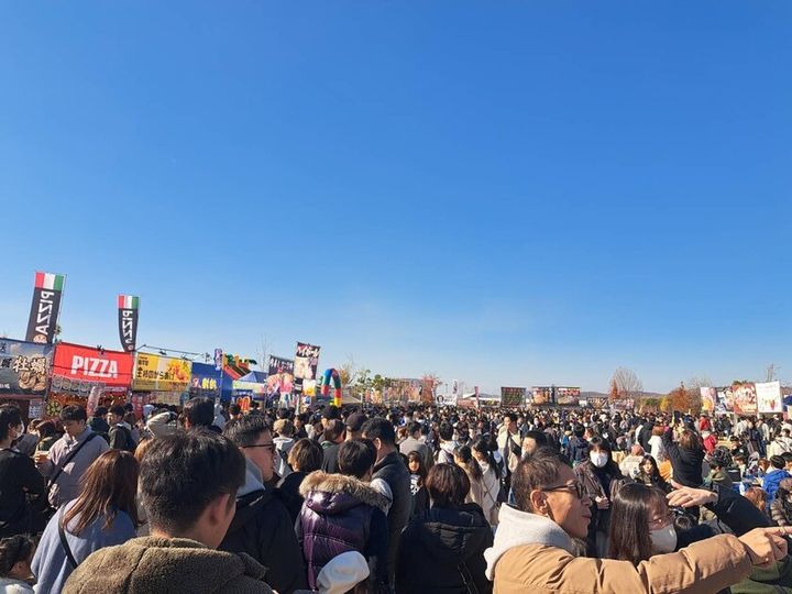 「全肉祭」会場に集まる来場者