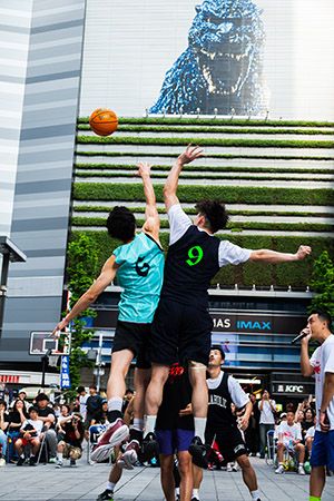 【東京都新宿区】歌舞伎町で2会場連動バスケイベントを開催！NY着想の「公園バスケ文化」発信