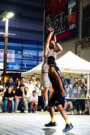 【東京都新宿区】歌舞伎町で2会場連動バスケイベントを開催！NY着想の「公園バスケ文化」発信