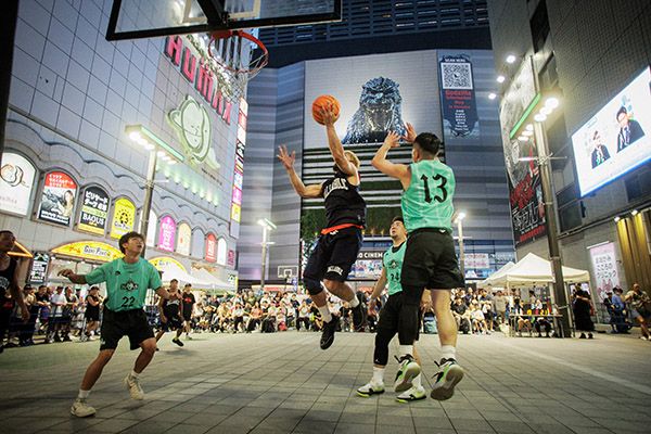 【東京都新宿区】歌舞伎町で2会場連動バスケイベントを開催！NY着想の「公園バスケ文化」発信