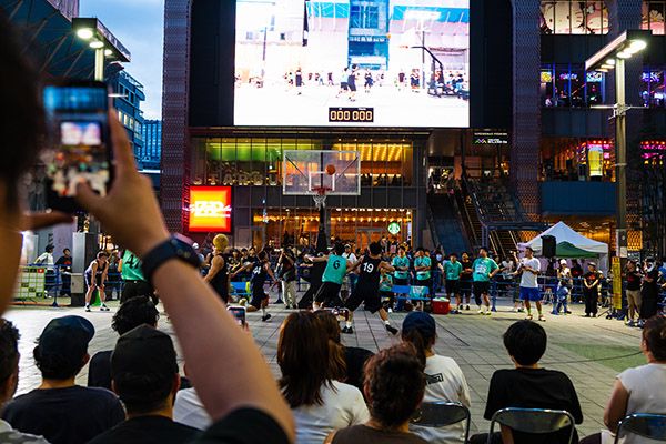 【東京都新宿区】歌舞伎町で2会場連動バスケイベントを開催！NY着想の「公園バスケ文化」発信
