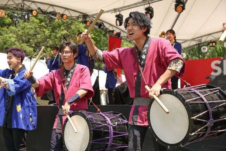 法被姿の演者による和太鼓演奏
