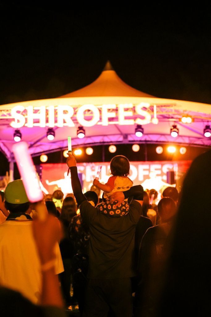 「SHIROFES!」のネオン文字と観客