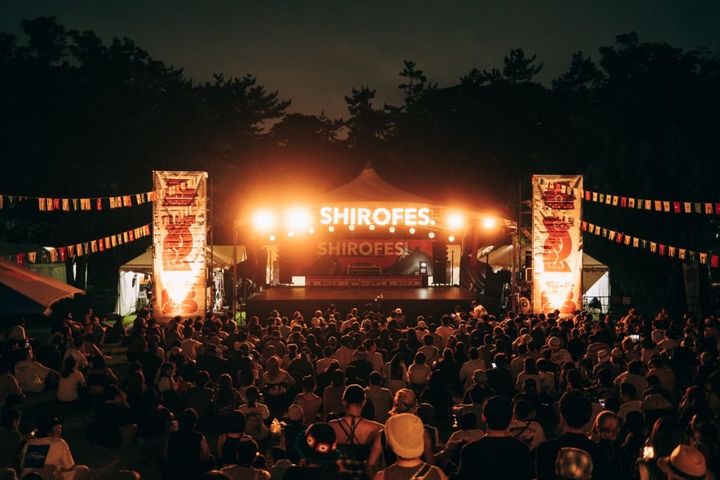 「SHIROFES.2026」メインステージのロゴ演出