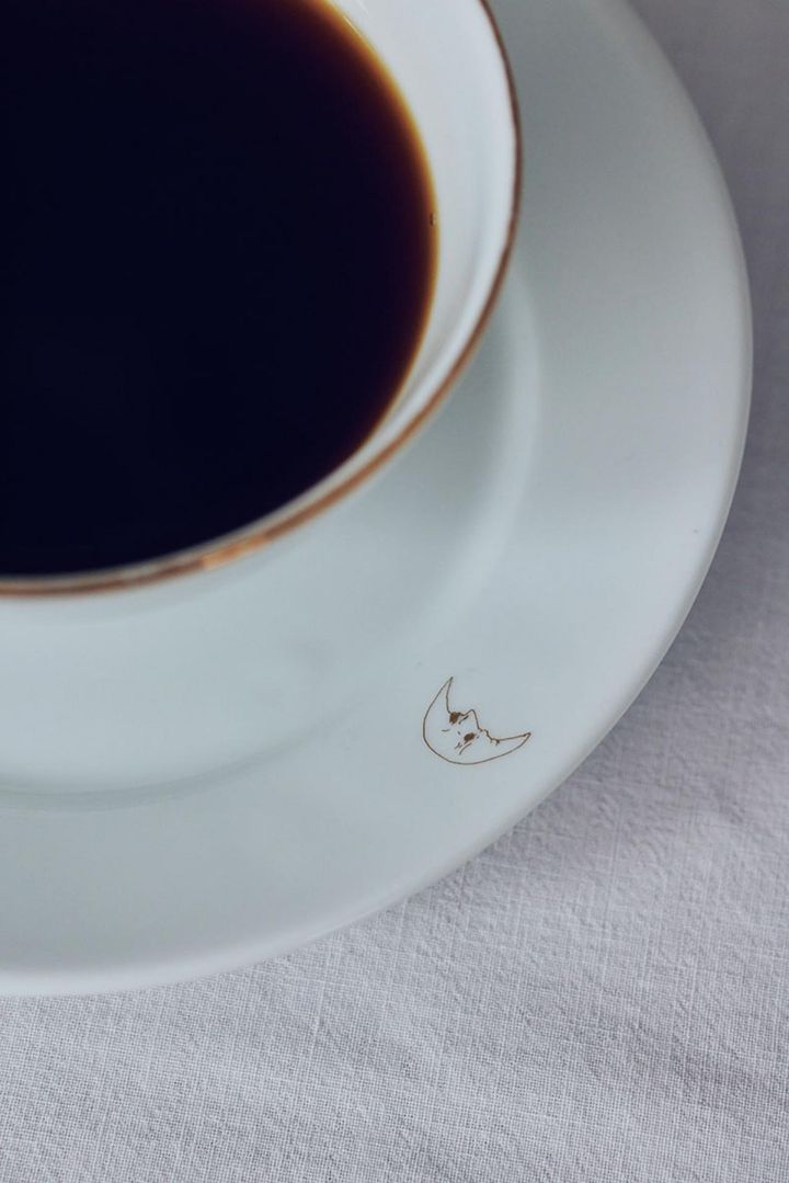月の光のような金縁が美しいカフェオレボウル。お皿には、お店のシンボル的存在の月のマダムがちょこんと。