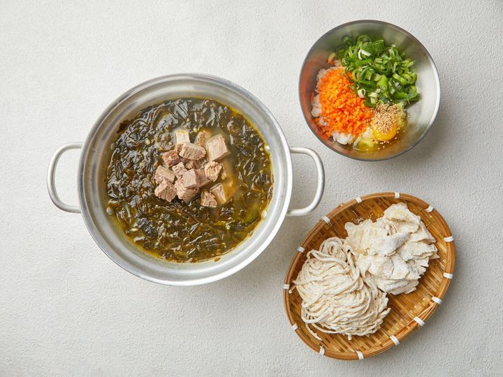 「牛肉ワカメ寄せ鍋（スジェビ・カルグクス・お粥付き）」W1万1900〜