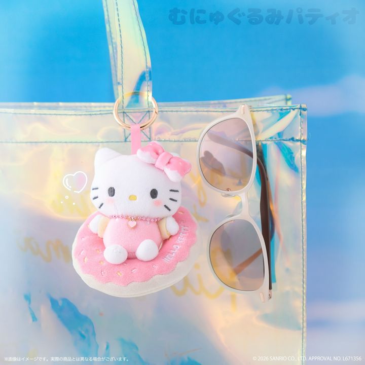 ハローキティのむにゅぐるみマスコットとバッグ使用例
