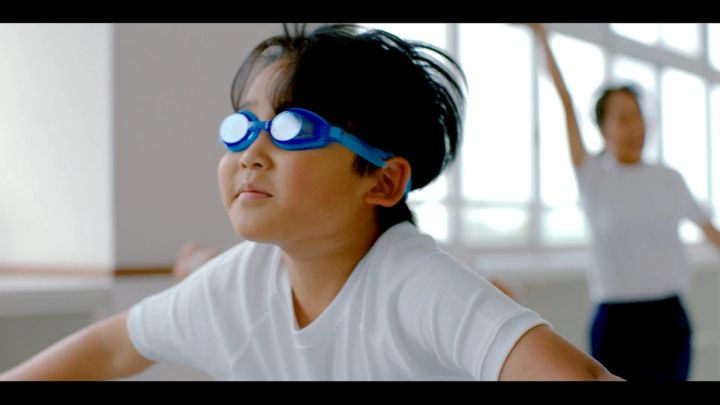 ゴーグルを着けて自由な動きを見せる子ども